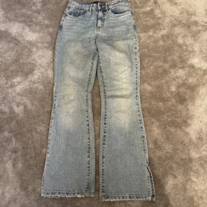 Jeans  - Säljer då dem tyvärr är för små för mig. Snygga med slits på sidan 