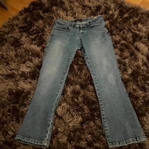 Jättesnygga low waist jeans som tyvärr måste säljas då de är för stora för mig😭Mycket bra skick, innerbenslängd: 71, midjemått: 40. Köpta här på plick alldeles nu i veckan. De tre sista bilderna är lånade från förra ägaren💞