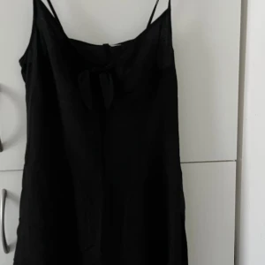 Klänning från H&M - Svart klänning i storlek 38 med dragkedja i sidan