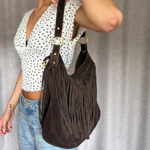 Skolväska fransar mocka - Superfin franskväska i mocka, perfekt som skolväska eller om man bara vill ha en rymlig bekväm väska!  Köpt secondhand - använt men bra skick. Innerfickan är sönder (se bild 4) men går nog att fixa om man är smidig med nål och tråd! <3