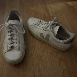 Veja skor - Säljer dessa skor i storlek 38 då dom inte kommer till användning. Bra skick.