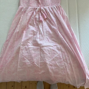 Kjol från Gina Young💗 - Jag säljer denna kjolen då den är för liten för mig. Jag är 1,68 och den är för kort för mig några centimeter💗 den är inte använd nångång förutom när jag prova den. Köptes för ca 2 månader sen💗