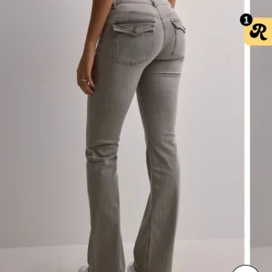 Säljer dessa oanvända jeans endast testat de helt nya pris lapp kvar slutsålda på hemsidan - Jag köpte dessa jeans för cirka 2 månader sen men jag har aldrig haft på mig de, pris lapp och allt är kvar jag har endast testat de. Jag åkte utomlands och därmed glömde lämna tillbaka den.  Jeansen har jätte fina passform. 