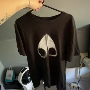 Moose knucles t shirt - Säljer nu min moose knucles t shirt som jag köpte i vintras på johnells i Örebro. Kvitto finns. Allt hänger med vid köp, kvitto. Johnells påse. Bara i skriva o fråga för mer bilder.