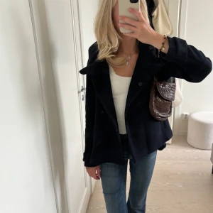 Kort kappa - Så fin kort kappa från Zara💕 sparsamt använd, storlek L men väldigt liten i storlekenen så passar mig som normalt har xs/s