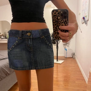 Mini jeans kjol  - Såå snygg o unik 😛midjemått 41cm, längd 28cm ❤️bra skick!!’