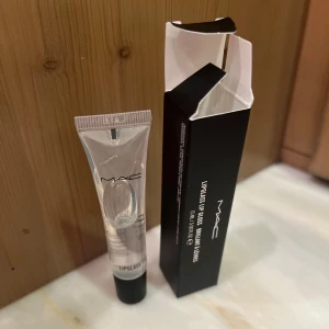 Mac lipglass  - Aldrig använd. I paket.
