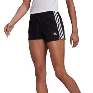 Ett par adidas shorts. storleken är i 13-14y / Xs.  Hittar inte dem på hemsidan men dem är väldigt lika shortsen på de 2 första bilderna. Säljer dem billigt då dem inte kommer till användning 