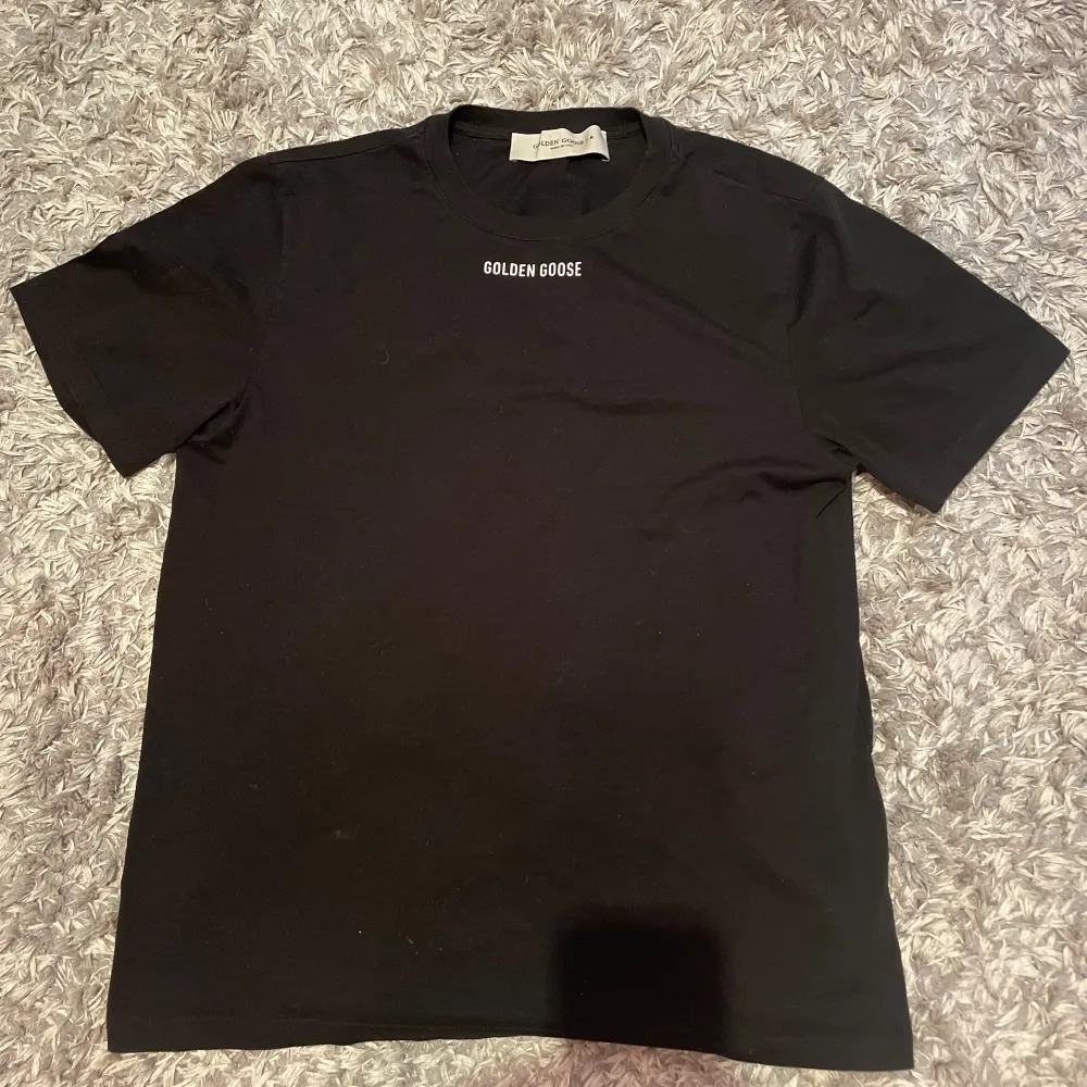 Säljer nu min golden goose t-shirt, Den är i storlek L och har bra passform. Köpte den på Horizon i Helsingborg och har knappt användt den. Skicket är 10/10. T-paidat.