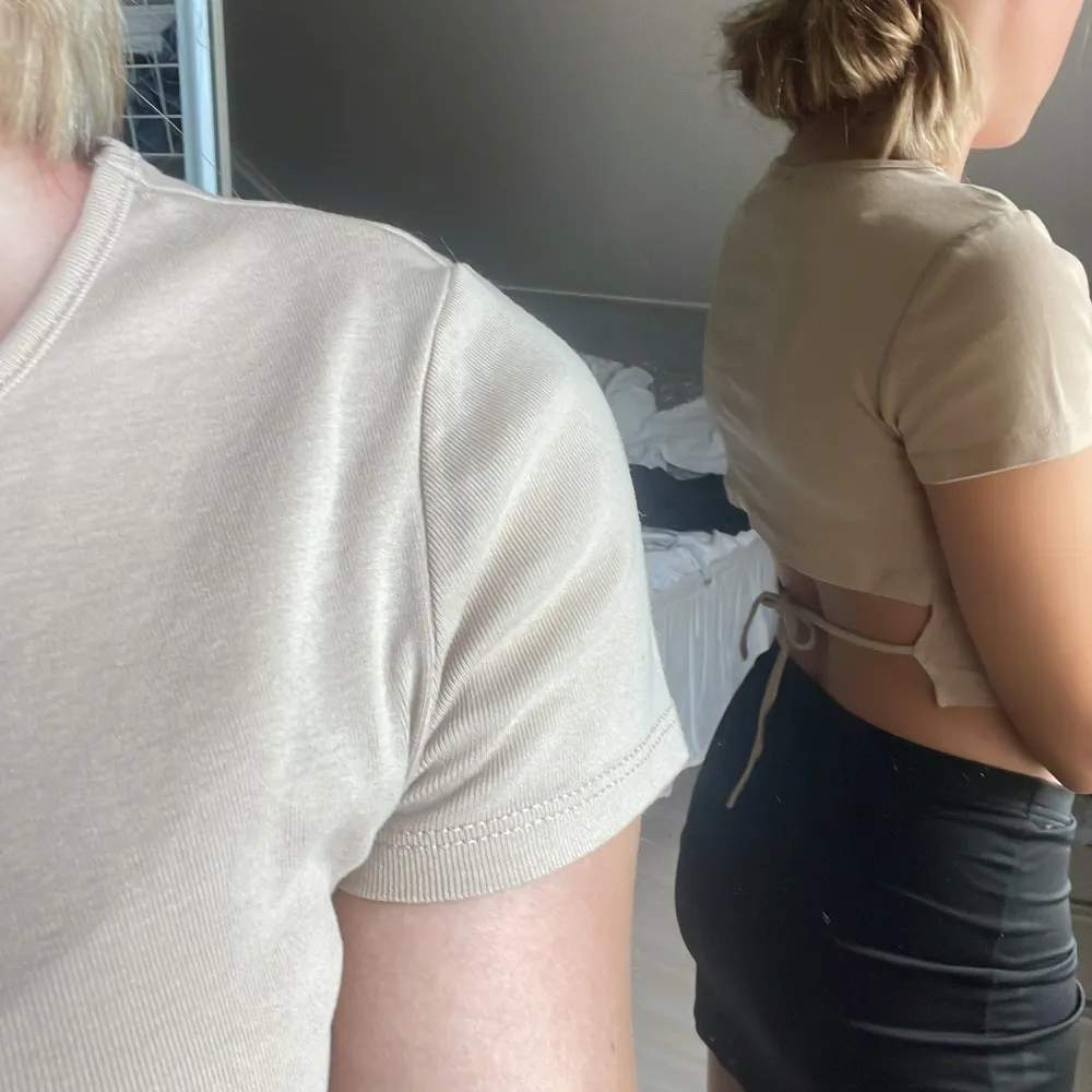 Beige T-shirt med knut pĂ„ ryggenđ„° sparsamt anvĂ€nd och inga defekterđ«¶đ» köptes frĂ„n hm för ca 100kr. T-paidat.