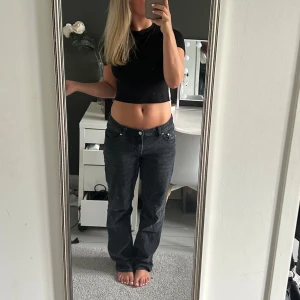 Low Rise jeans från carlings i märket Stay⭐️ - Svart tvättade lågmidjade jeans från carlnings. Köpta för 599 kr✨  