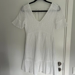 Vit sommarklänning  - Fin sommarklänning från accessorize! 