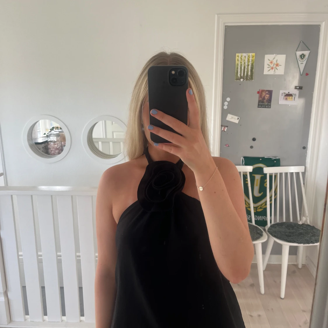 Svart topp med en blomma - 90