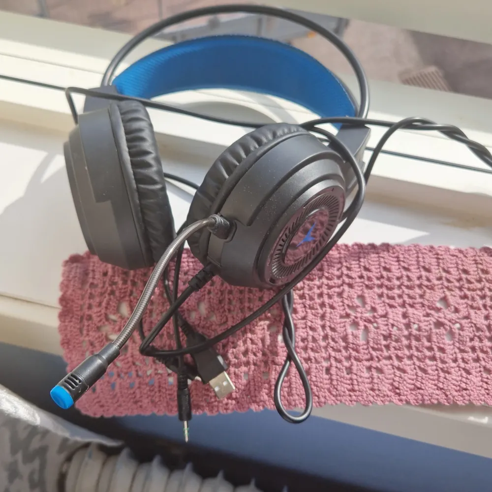 Säljer mitt gaming headset inga skador eller liknande säljer pga använder de ej 👍🏾😁. Övrigt.