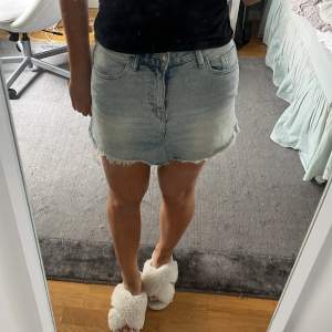 En low waisted jeanskjol från hm i storlek 36. Den är omsydd från ett par jeansshorts men blev mycket bättre nu.  Storleken är lite mindre nu när den är omsydd så skulle säga mellan 36/34