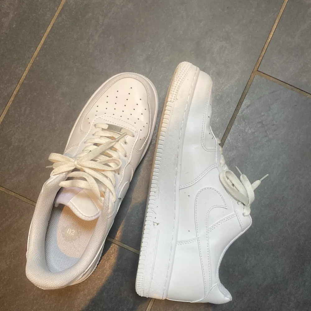 Tja, säljer nu mina nike air force1, de är helt nya använd en gång De är i stolek 44 men passar även 43, box och allt ingår, nypris 1300 Pris kan diskuteras vid snabb affär . Skor.