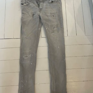 Reign Jeans Grå - Säljer mina Reign jeans eftersom jag inte använder dem längre. Storlek: 30, känns större. Byxorna är relativt slitna och enstaka hål kan förekomma.  Nypris: 1999kr