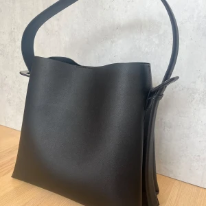 Väska Mango - Väska från Mango. Helt oanvänd. Nypris är 599kr och jag säljer för 500kr.