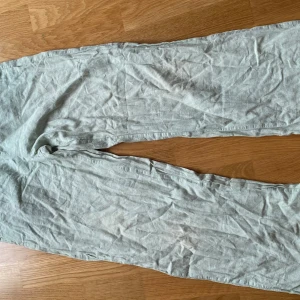 Gröna linnebyxor - Säljer ett par gröna linnebyxor som är perfekta för sommaren. De är bekväma och har en avslappnad passform. Perfekta för en dag på stranden eller en avslappnad dag i stan. Priset går att diskutera, kontakta om du har frågor eller vill ha fler bilder💗💗