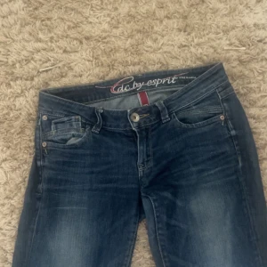 Lågmidjade jeans  - Säljer dess för de är för stora för mig💕 De har ett litet hål på bakfickan. 💕