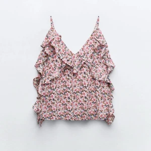 Blommigt linne zara - Säljer detta blommiga linne från zara i XS💕 Säljer pga kommer inte till användning💗💐