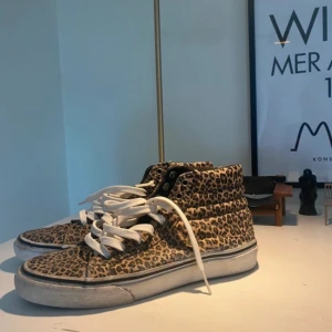 Höga vans leopard snekers  - Höga vans i leopard mönster, storlek 37/38 