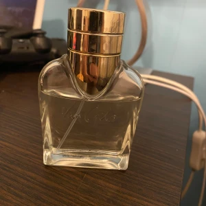 Van Gils Parfym - Säljer Van Gils Basic Instinct. 40 ml cirka 30 ml kvar. Jättegod soft för sommaren och hösten. 