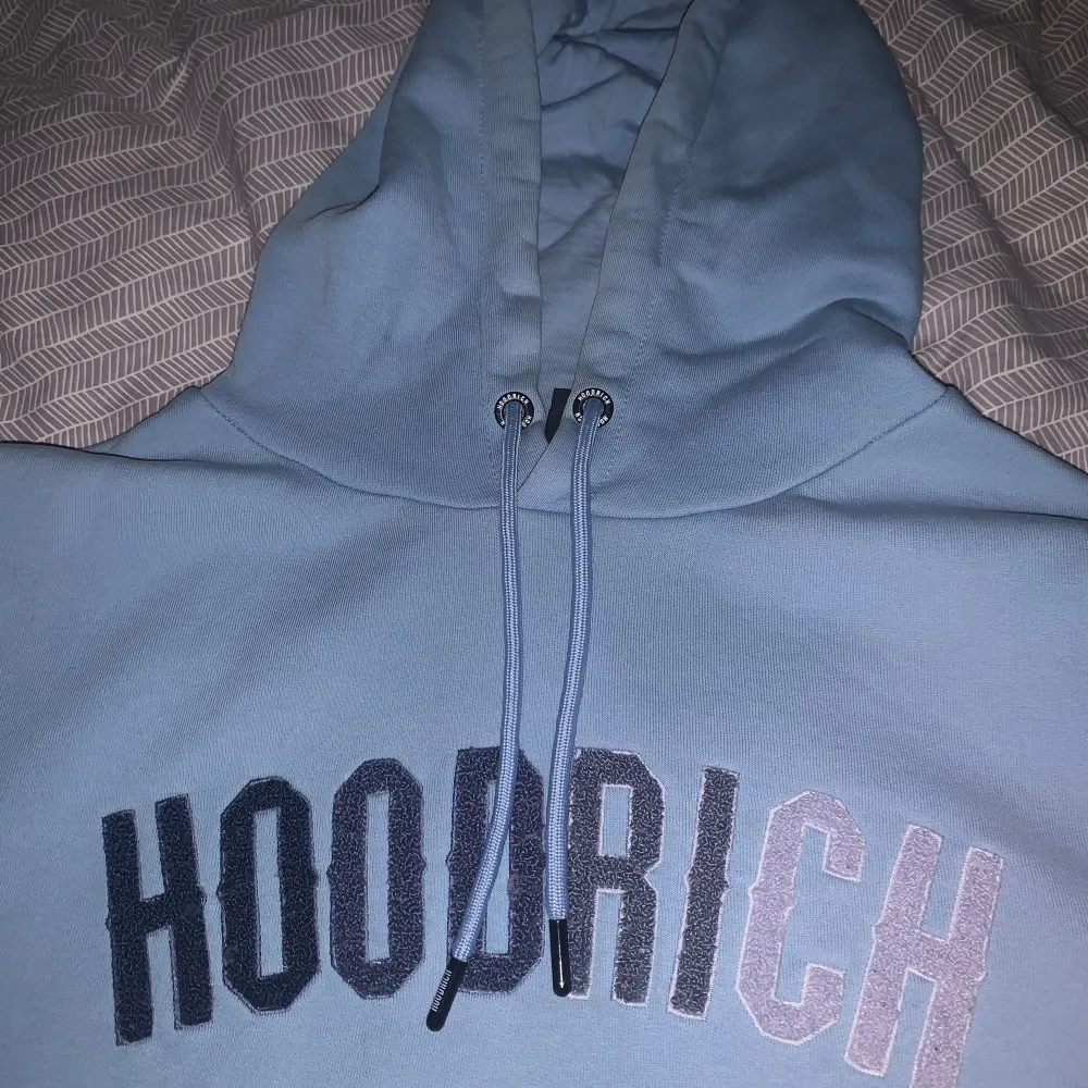 Hoodien är storlek M och byxorna är storlek L. Färgen är ljusblå och skicket på setet är okej! Finns några små fläckar som man knappt märks av!. Hoodies.