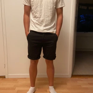 Chinoshorts - Har 2 likadana par till salu. Nästan helt oanvända och i mycket bra skick
