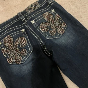 Nya miss me jeans säljes för 1000kr. - Säljer mina helt nya Miss me jeans för 1000kr. Jag köpte dem för 1599kr. Tyvärr passar dem inte mig. 