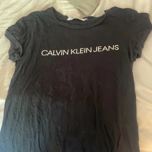 Calvin Klein tröja  - Använder inte men fin, börjar med 90 oså får ni buda 💕