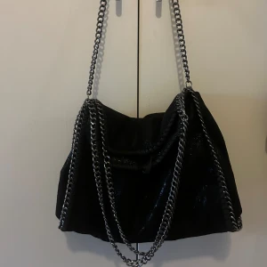 Väska - Superfin väska, säljer då jag har en likadan och inte kommer till så mycket användning. Superfint skick förutom en del av snöret som åkt upp lite (bild 3) men inget man tänker på så mycket💕