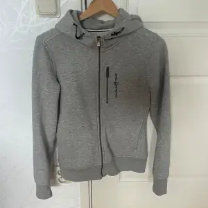 Säljer denna as snygga o coola zip hoodie som passar både killar o tjejer. Storlek S som ny med inga tecken på användning.