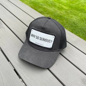 John Hatter & Co Keps - En svart keps från John Hatter & Co. Fint skick, knappt använd 9/10. Lite dammig efter att jag knappt använt den. Allt og ingår, keps, dustbag och låda. Skriv gärna vid minsta fundering😁