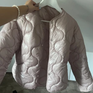 Rosa quiltad jacka MNG - Säljer en super snygg rosa quiltad jacka från MNG, jackan är perfekt nu till hösten men även våren. Inte särkilt mycket andvänd och inga specifika slitningar ! 💞