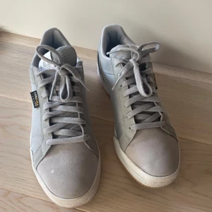 Adidas Sneakers - Modell Court Tourino Sparsamt använda, säljer pga kommer inte till användning  Skriv om det önskas fler bilder :) 