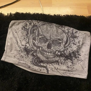 y2k crop top  - jätte fin men använder inte :[ storlek M