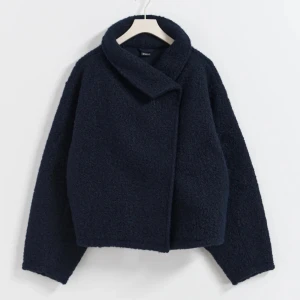 teddyjacka - den populära gina teddy jackan i mörkblå. storlek S. så gosig och perfekt för höst och vår! bra skick! skriv för egna bilder❤️nypris 599 kr, köpt i våras