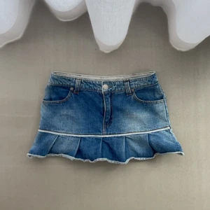 Jeanskjol med volanger - Säljer denna superfina jeanskjolen❣️❣️ kontakta mig för mått