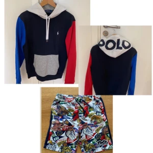 Polo hoodie och shorts - Säljer dessa set med ett par polo shorts och polo Hoodie. Hoodien var på rea när jag köpte den och då kostade den 1200 och shortsen 500. Jag säljer sättet för 650 kr 🫶 men går att köpa separat för 350 för shortsen och hoodien separat för 450🫶