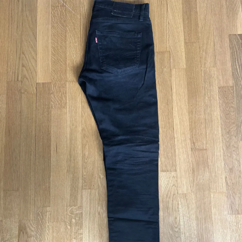 PRISET KAN DISKUTERAS Feta jeans från levis i storlek 31/32 Skick: 8.5/10 Ny pris: 1000~. Jeans & Byxor.