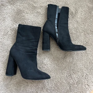 Spetsiga boots med klack  - Storlek 37, mockaimitation, knappt använda.