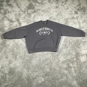 WRSTBHVR sweatshirt  - Skitsnygg WRSTBHVR Sweatshirt i väldigt bra skick! Använd sparsamt och har inga defekter alls. Nypris ca 800kr. Hojta om ni är intresserade eller har frågor!