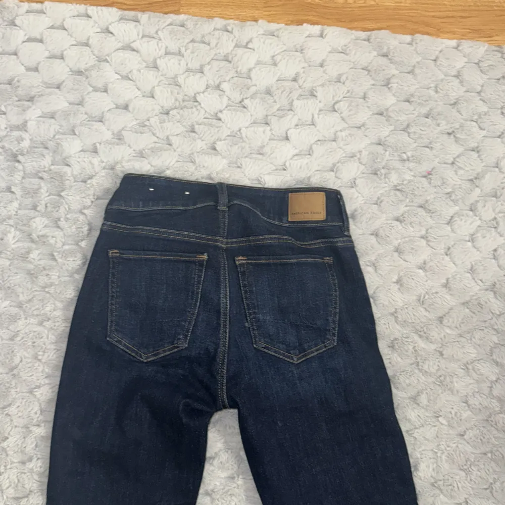 Säljer ett par snygga mörkblå jeans från American Eagle. De är i storlek s och lågmidjade, köptes i usa och aldrig använda.. Jeans & Byxor.