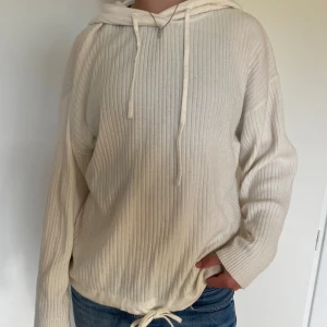 Ribbstickad hoodie - Mjukaste ribbstickade hoodien. Använd någon enstaka gång.