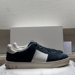 Valentino flycrew - Tjena,funderar nu på att sälja dessa flycrews i den mest eftertraktade färgen "navy"-dessa är väldigt sällsynta,speciellt i såpass bra skick som dessa-vi är dom enda på marknaden som har dessa i storlek 42,i detta skick— ❗️skriv vid intresse❗️mvh luxe 