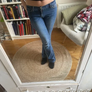 Jeans - Midjemåttet rakt över är 36 cm och Innerbenslängdeden är 80 cm💗