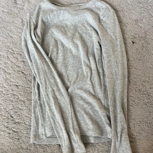 Långarmad tröja  - Säljer denna långarmade tröjan från Gina i storlek xs. Den är i mycket bra skick 