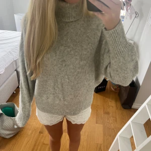 Stickad tröja - Grå stickad tröja med polokrage🩷 