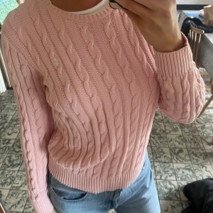 Rosa Kabel stickad Polo Ralph Loren tröja - Kabel stickad tröja från Ralph Loren i storlek xs/ 16years. Tröjan är nästan helt oanvänd och i väldigt fint skick! Hör av er för mer info🤍